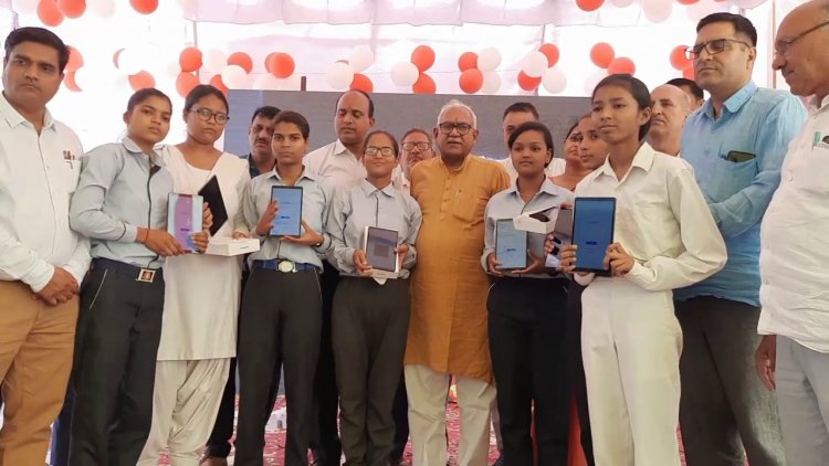महेंद्रगढ़ में 10वीं व 12वीं कक्षा के 12500 विद्यार्थियों को किए टैब वितरित...