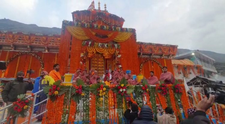 Badrinath Dham के खुले कपाट, उमड़ी श्रद्धालुओं की भीड़..