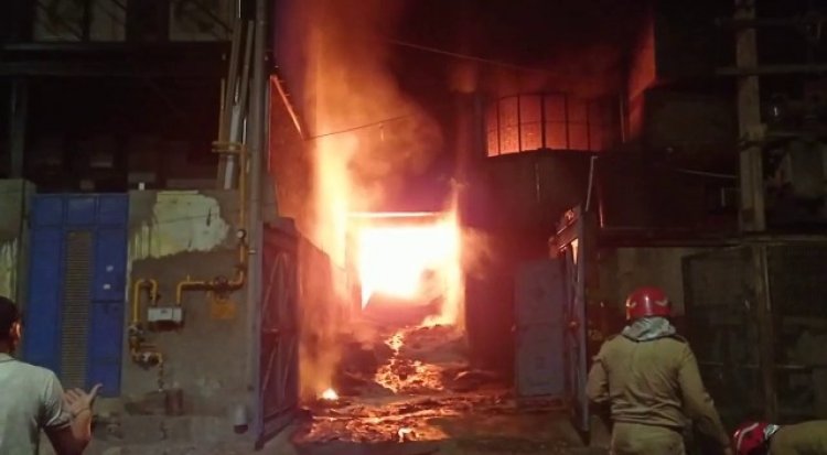 Narela: प्लास्टिक के दाने बनाने की फैक्ट्री में आग,दमकल की 22 गाड़ियों ने 8 घंटे में पाया आग पर काबू 