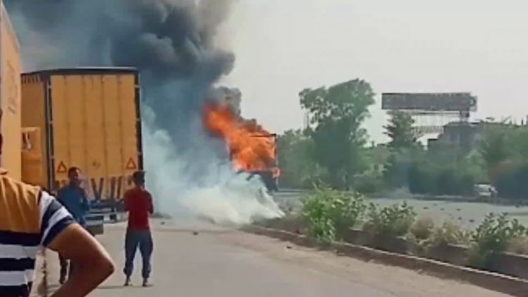 चलता ट्रक बना आग का गोला, चालक-परिचालक ने कूदकर बचाई जान