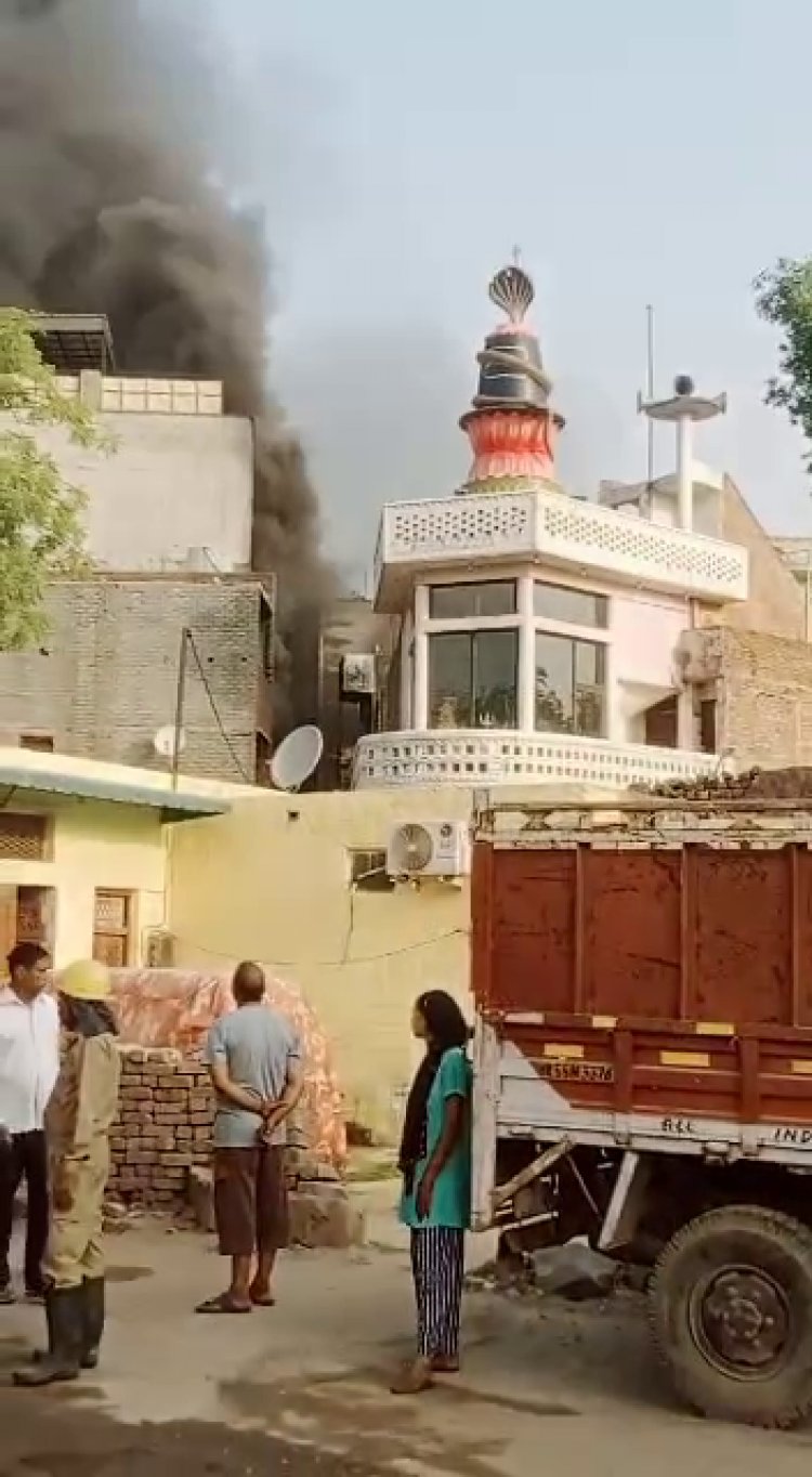 दिल्ली के बादली इलाक़े में लगी भीषण आग
