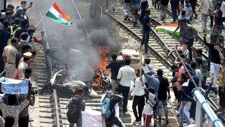 अग्निपथ के खिलाफ हुए आंदोलन में उपद्रवियों ने फूंक डाले रेलवे के 259 करोड़ रुपय |