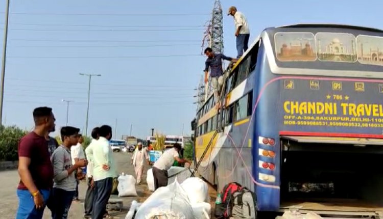 गैरकानूनी तरीके से बसों में दुपहिया वाहन यूपी बिहार ले जाया जा रहा.