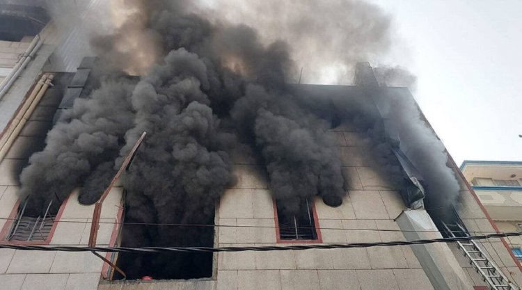 नरेला की फुटवियर फैक्ट्री में लगी भीषण आग , दो लोगों की मौत