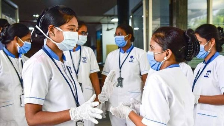 पदवृद्धि की मांग को लेकर दिल्ली सरकार के अस्पतालों की नर्सों ने की हड़ताल