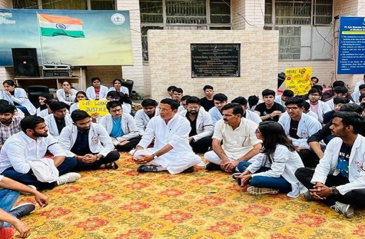 Rohtak: प्रदर्शन कर रहे  एमबीबीएस  छात्रों से मिलने पहुँचे कांग्रेस नेता रणदीप सुरजेवाला || P24 News