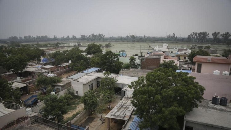 दिल्ली देहात में टूटी हुई सड़कें और नालियां, बस स्टैंड का हाल बेहाल