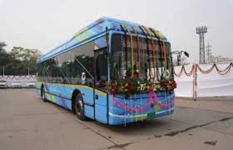 लो-फ्लोर इलेक्ट्रिक बसों को  प्रदूषण कम करने के लिए चलाया गया