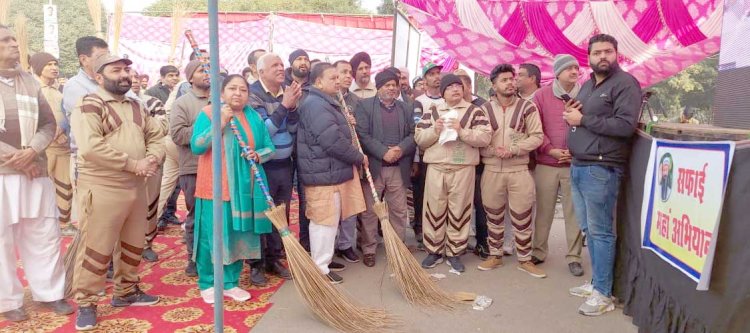 स्वच्छता को लेकर अनूठी मुहिम, पूर्व मंत्री व भाजपा विधायक घनश्याम सर्राफ ने झाडू लगाकर की अभियान की शुरूआत