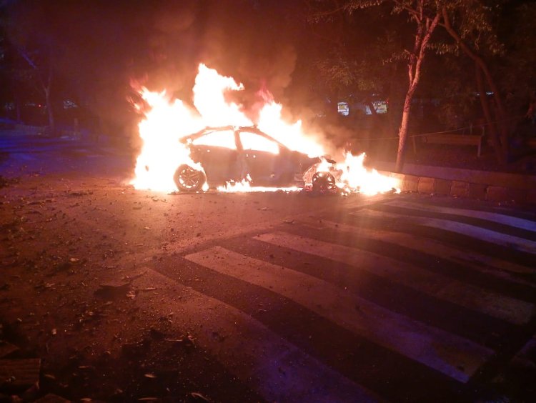 नोएडा : अनियंत्रित होकर मर्सिडीज कार पेड़ से टकराई और फिर कार में घमाके से जिंदा जला चालक