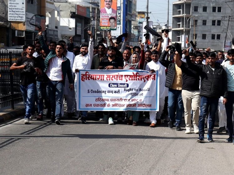 भिवानी में भाजपा की प्रदेश कार्यकारिणी की बैठक का विरोध करने सडक़ों पर उतरे सरपंच