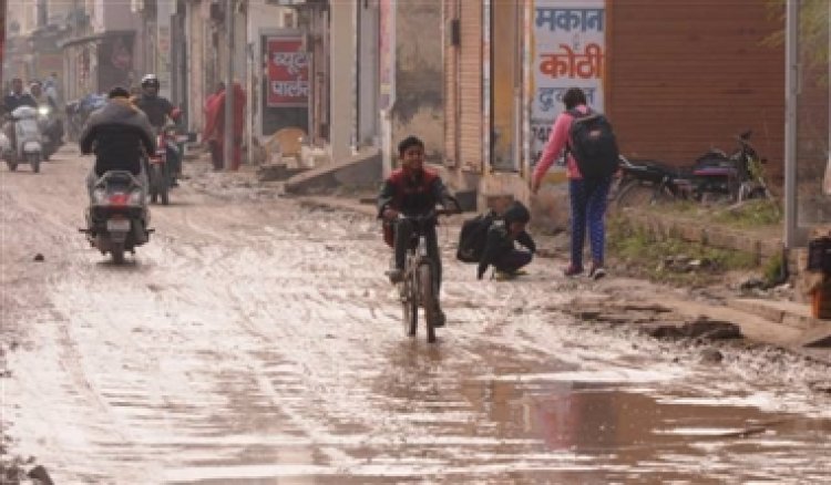 अंबाला के आजाद नगर इलाके में दो - दो फुट खड़े पानी से लोग परेशान